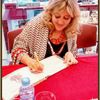 Begoña Flores firmando libros a sus lectores