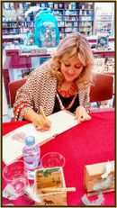 Begoña Flores firmando libros a sus lectores